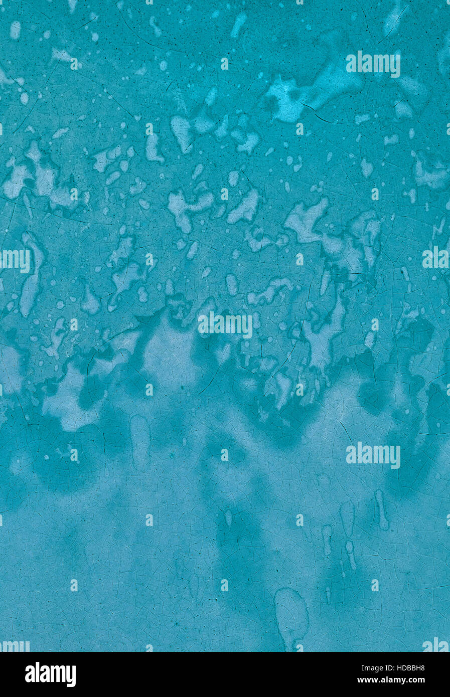 Abblätternde Farbe und Rost an einer Wand in Nahaufnahme Stockfoto