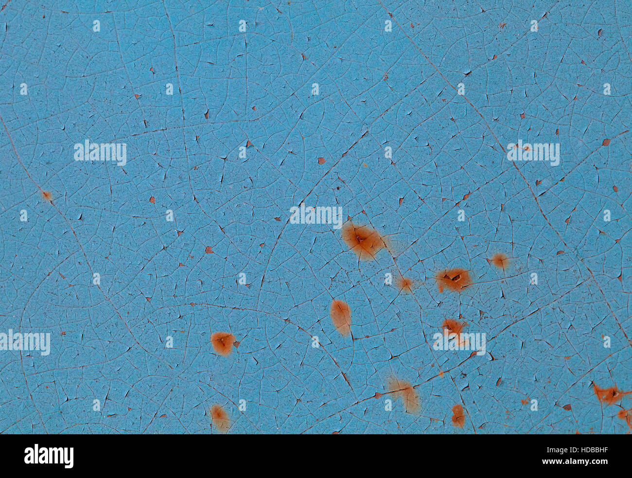 Abblätternde Farbe und Rost an einer Wand in Nahaufnahme Stockfoto