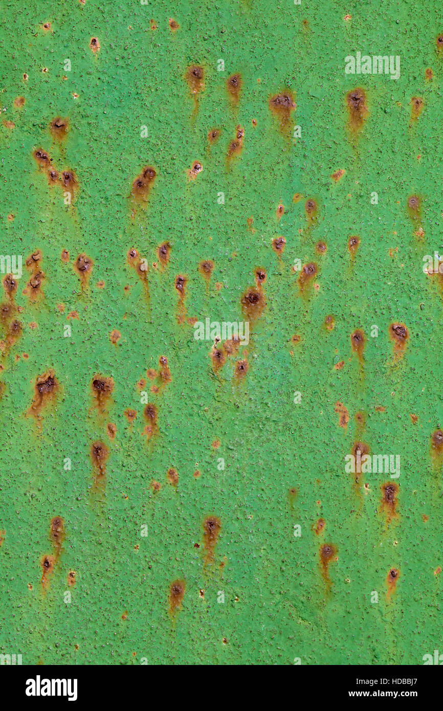 Abblätternde Farbe und Rost an einer Wand in Nahaufnahme Stockfoto