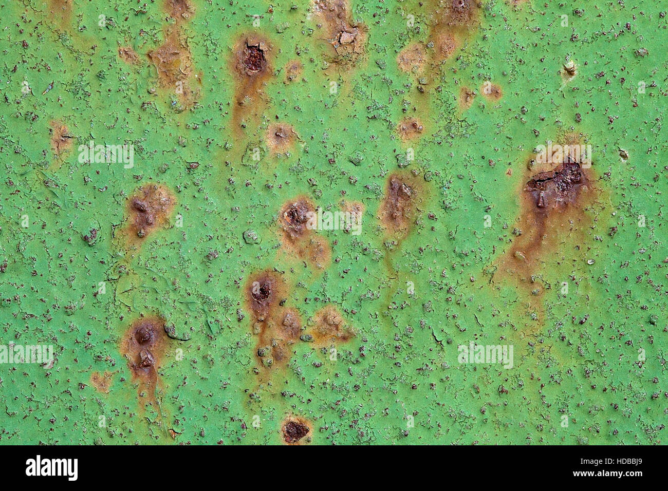 Abblätternde Farbe und Rost an einer Wand in Nahaufnahme Stockfoto
