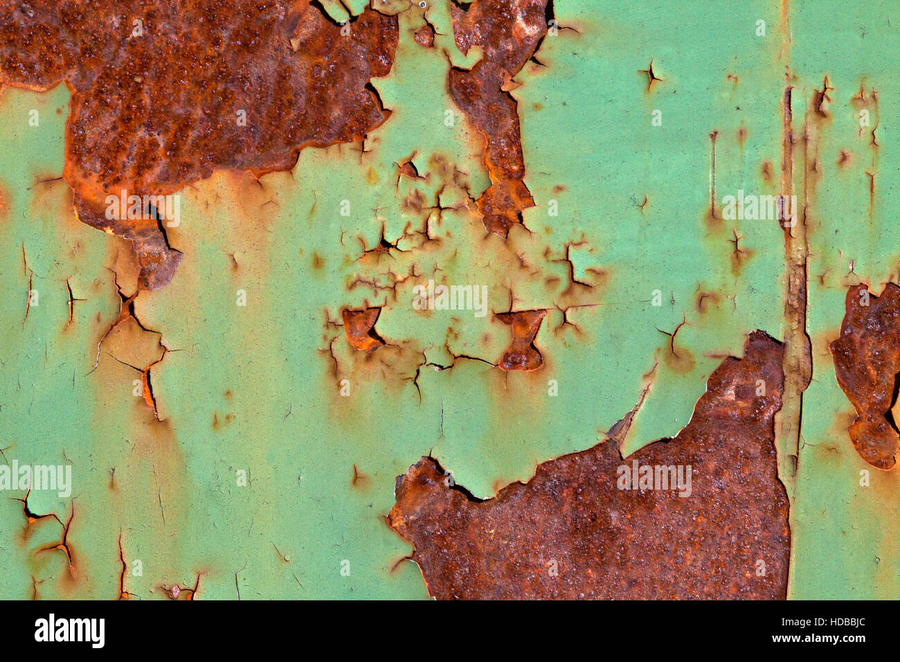 Abblätternde Farbe und Rost an einer Wand in Nahaufnahme Stockfoto