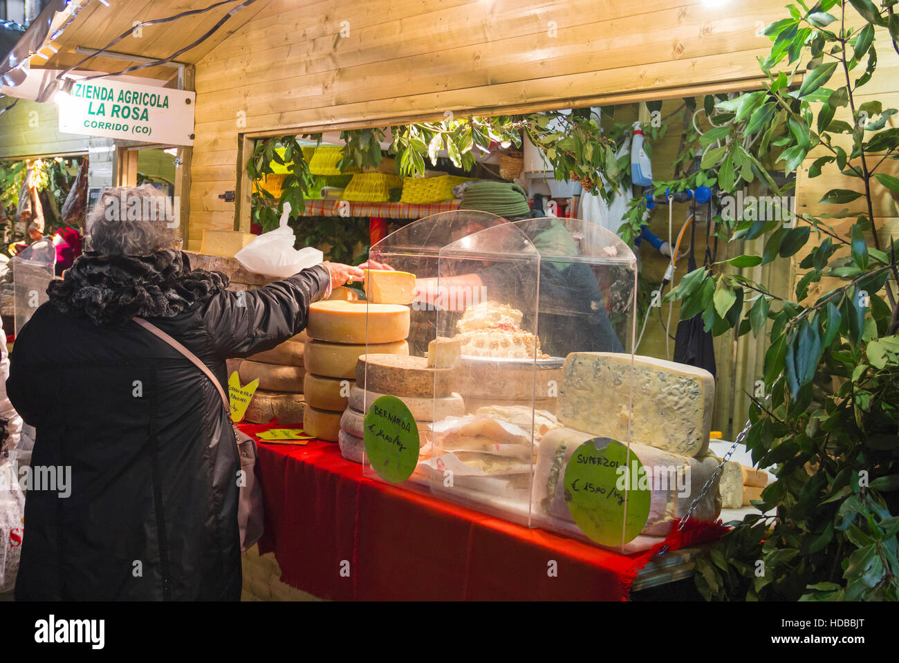 COMO, Italien - 2. Dezember 2016: Frau kauft italienischen Käse im Winter Weihnachtsmarkt Stockfoto