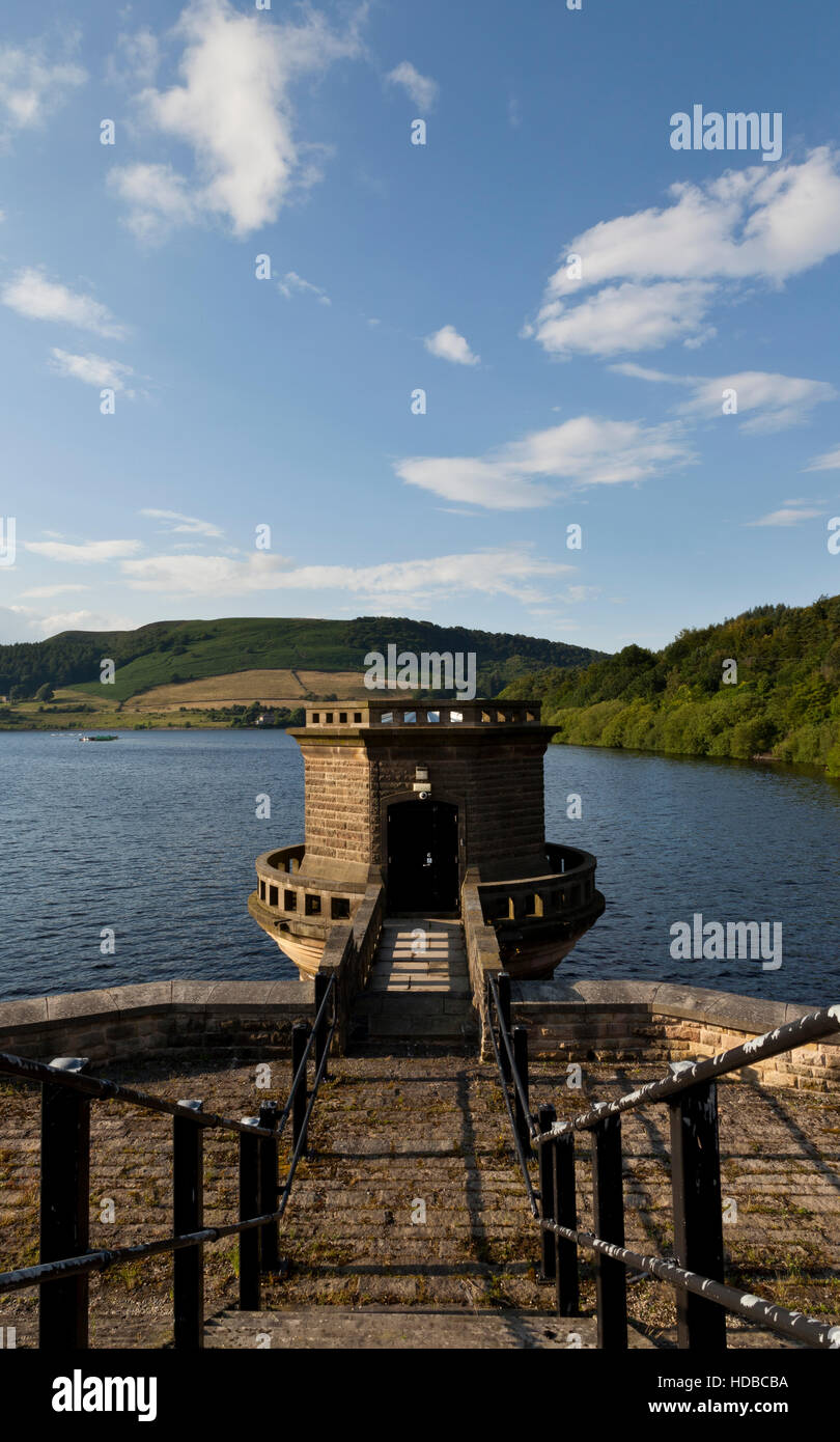 Wasserturm Outlet, Lady Bower Reservoir, River Derwent, Derbyshire, UK Stockfoto
