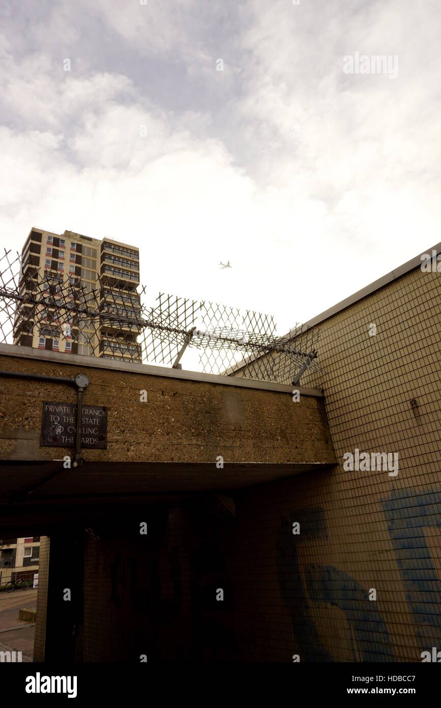 Hochhaus auf Wohnsiedlung Stockfoto