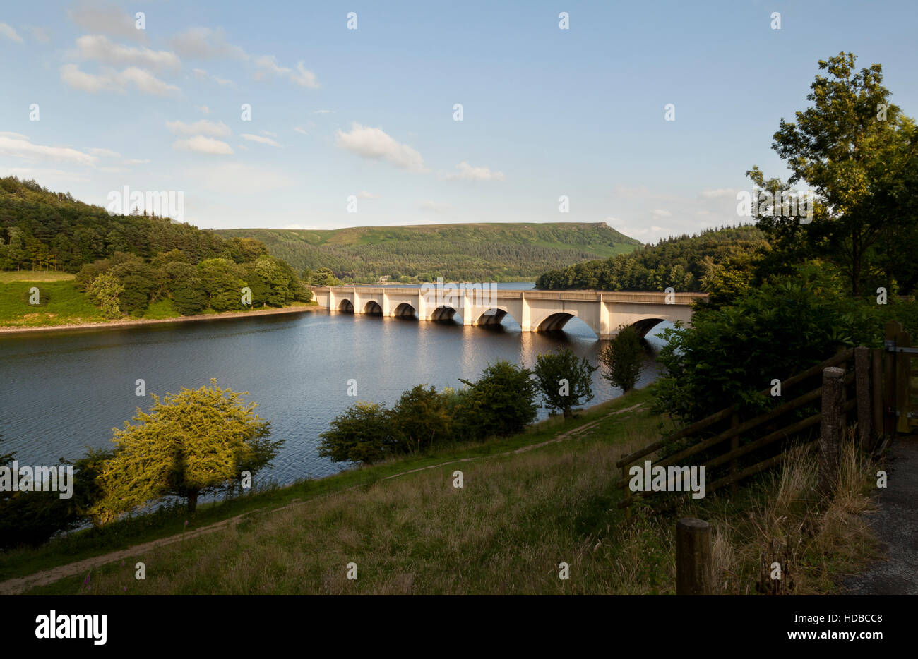 Die A57 Straßenbrücke über Lady Bower Reservoir, Upper Derwent Valley, Derbyshire, England UK Stockfoto