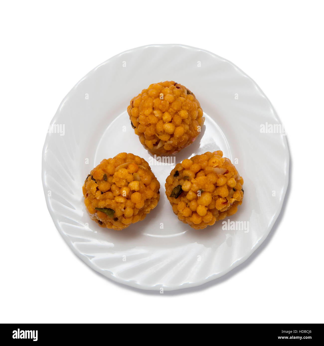 Indische Süßigkeiten auf einem Teller isoliert auf weiß Stockfoto