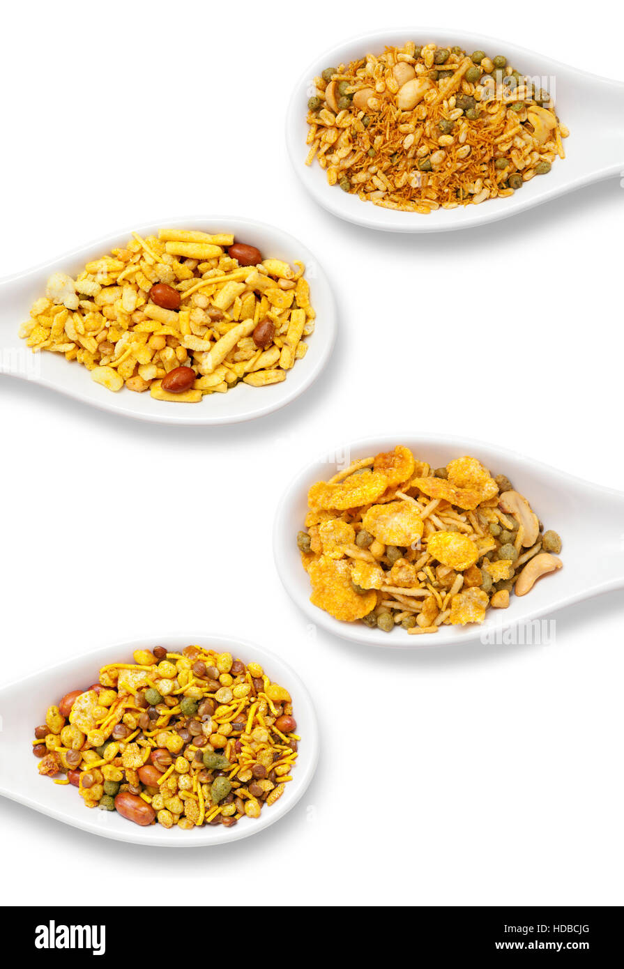 Trocken gebratene indische Snack-Mix in einen großen Löffel, isoliert Stockfoto