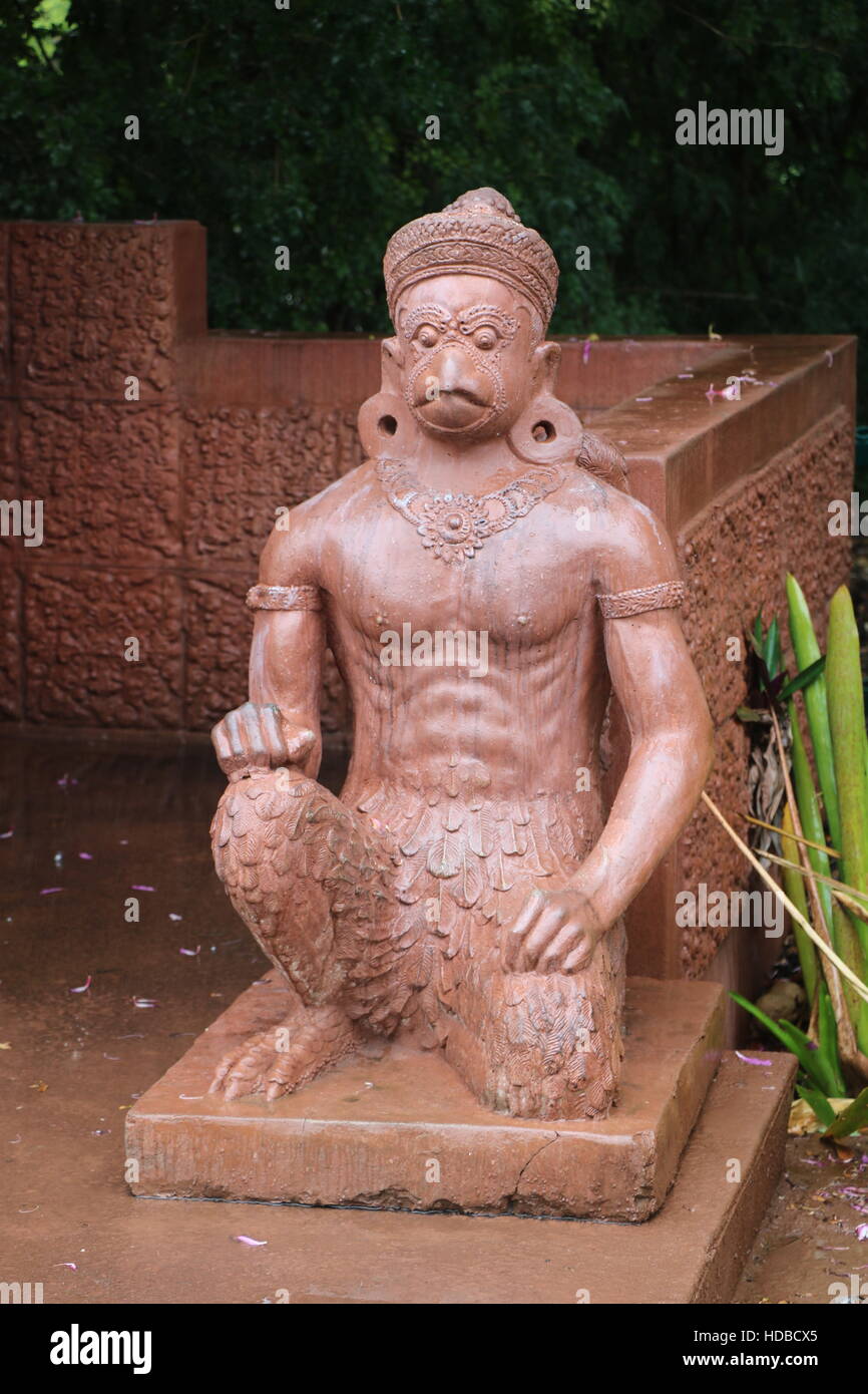 Die Statue eines antiken Vogelmann am Zoo Miami, Florida USA. Stockfoto