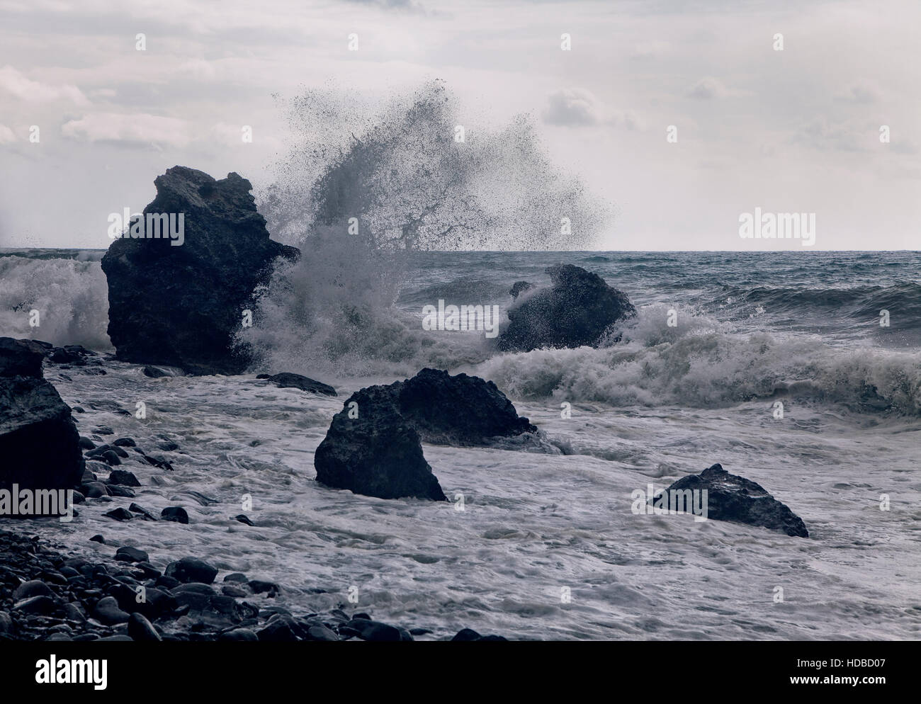 Hohe Wellen an der Küste nach einem Sturm Stockfoto