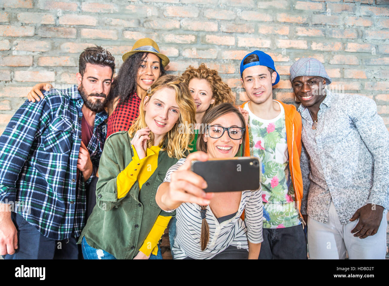 Gruppe von Menschen mit Coloroful trendige Klamotten zusammen kleben und  Spaß - junge fröhliche Freunde nehmen eine selfie Stockfotografie - Alamy