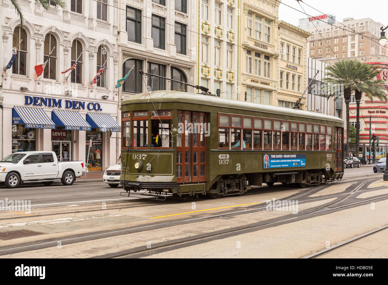 Eine RTA St Charles Straßenbahn Linie läuft auf der Canal Street in New Orleans, Louisiana. Stockfoto