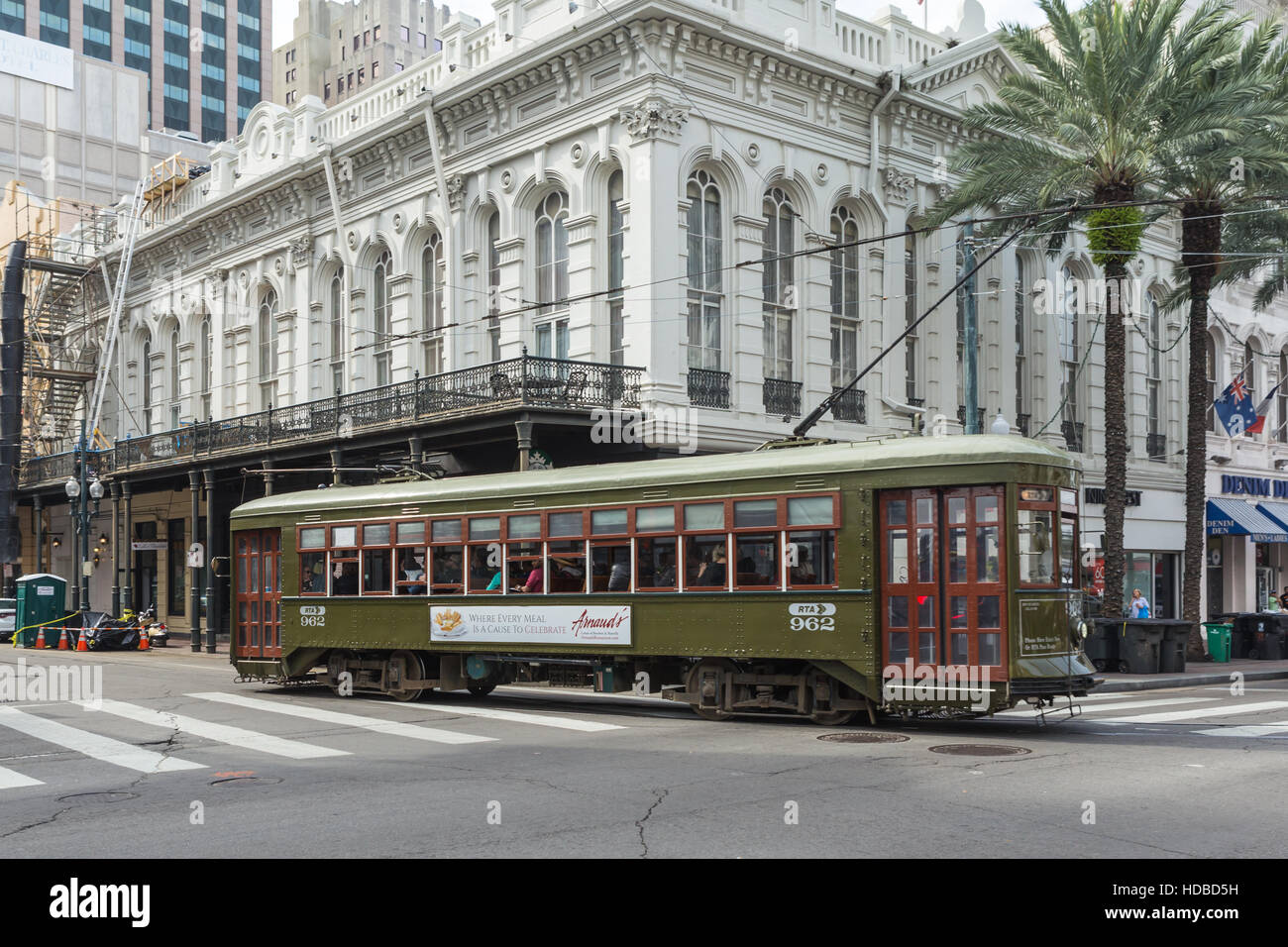 Eine RTA St Charles Linie Straßenbahn wird von der Canal Street in New Orleans, Louisiana. Stockfoto