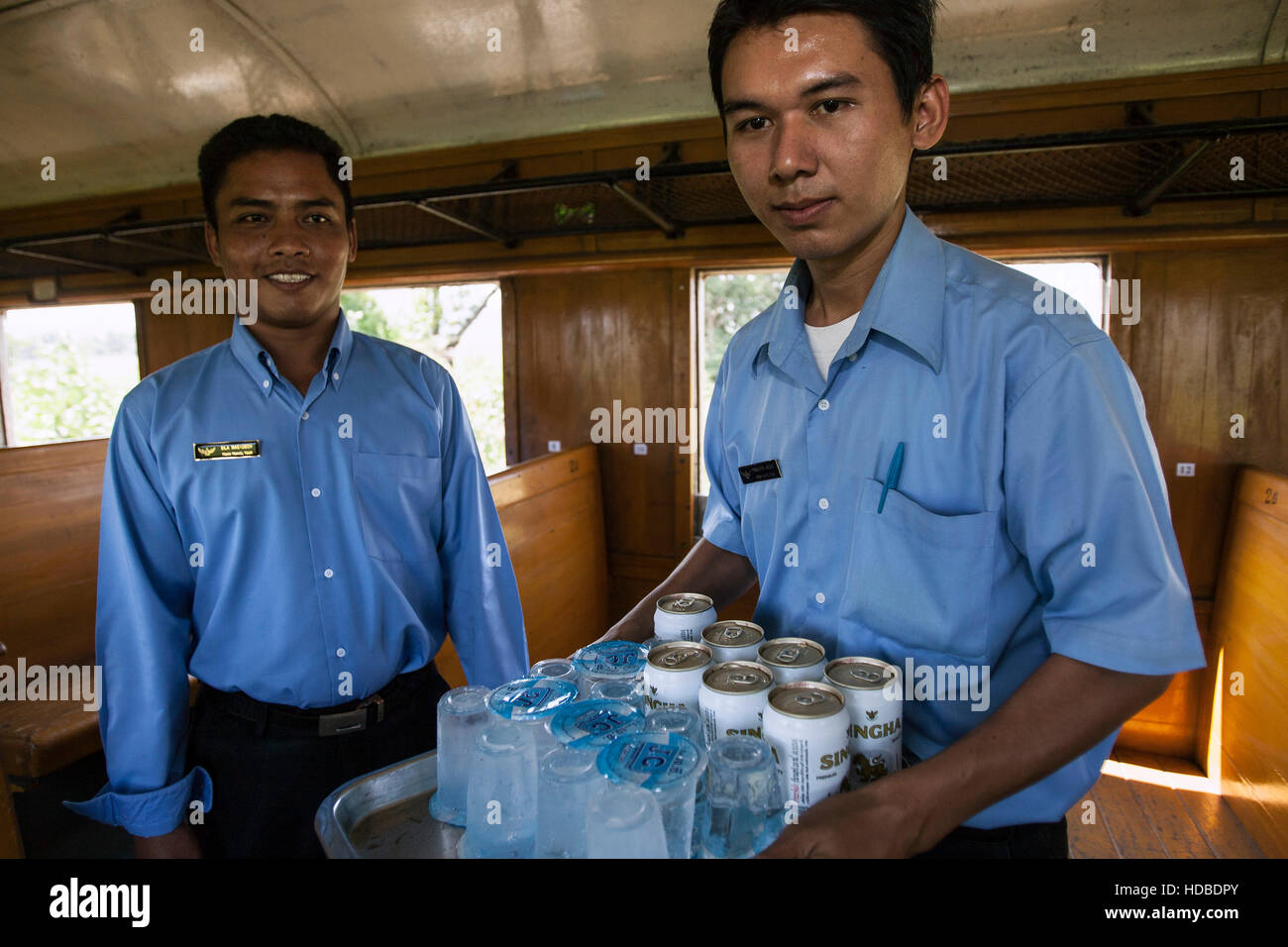 Getränke Hersteller verkaufen Bier Burma-Bahn Personenzug Thailand Stockfoto