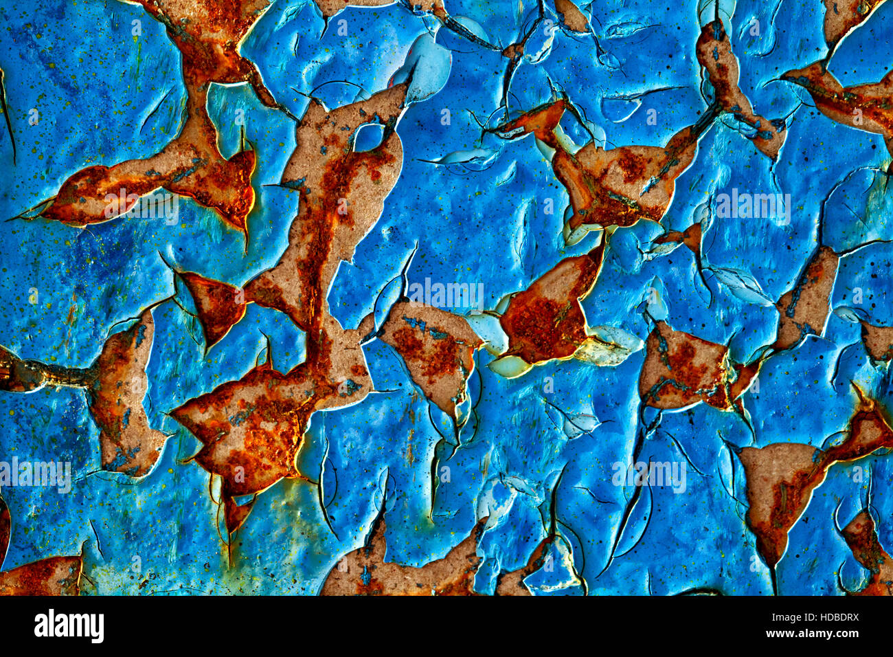 Abblätternde Farbe und Rost an einer Wand in Nahaufnahme Stockfoto