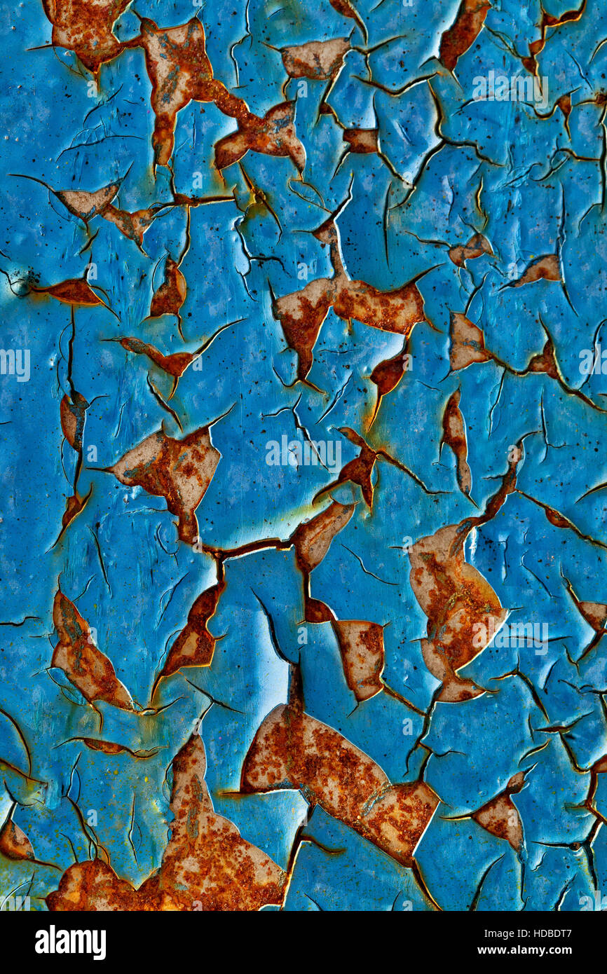 Abblätternde Farbe und Rost an einer Wand in Nahaufnahme Stockfoto