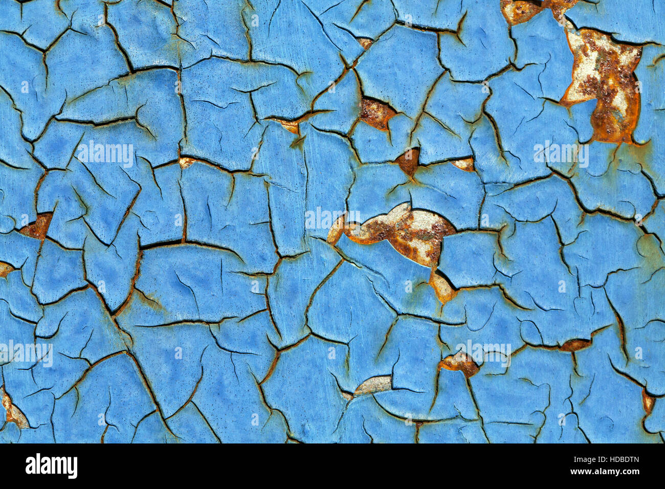 Abblätternde Farbe und Rost an einer Wand in Nahaufnahme Stockfoto