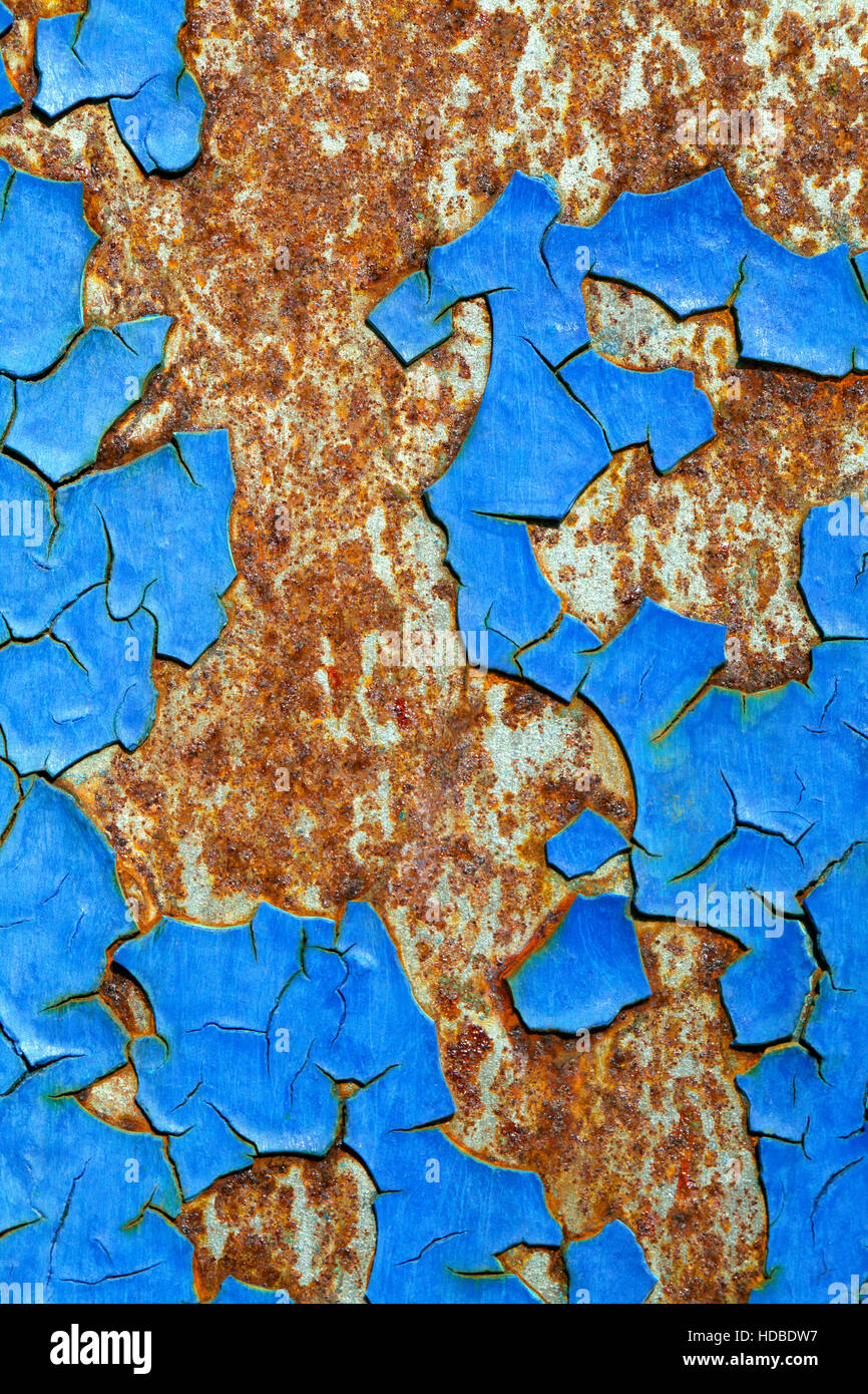 Abblätternde Farbe und Rost an einer Wand in Nahaufnahme Stockfoto