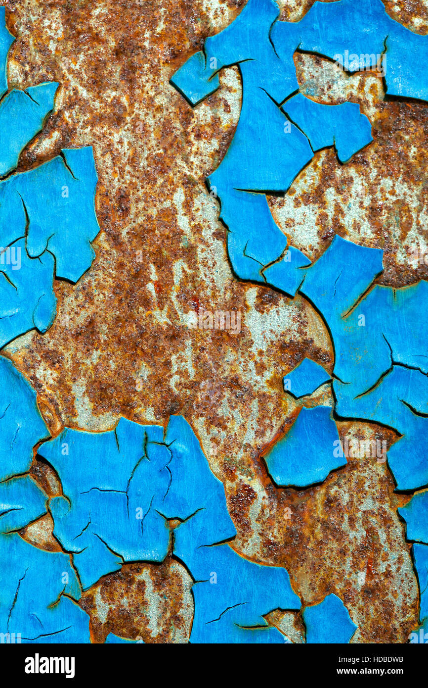 Abblätternde Farbe und Rost an einer Wand in Nahaufnahme Stockfoto