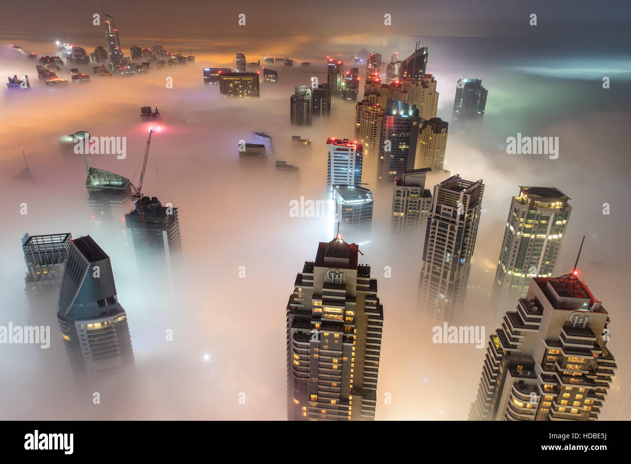 Seltene Winter Morgennebel bedeckend Dubai Wolkenkratzer. Dubai, Vereinigte Arabische Emirate. Stockfoto