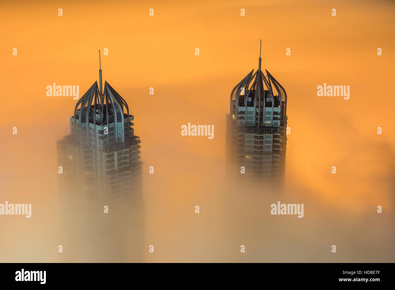 Seltene Winter Morgennebel bedeckend Dubai Wolkenkratzer. Dubai, Vereinigte Arabische Emirate. Stockfoto