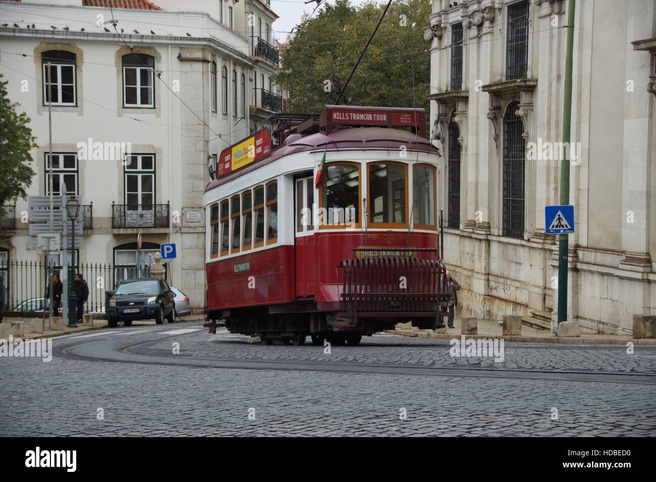 Rote Straßenbahn in Alfama Stockfoto