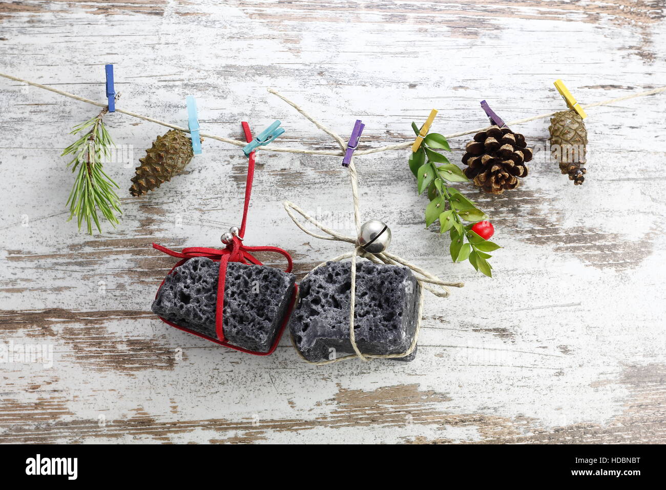 Kohle, Weihnachtsgeschenke, hängen in einer Zeichenfolge mit Wäscheklammern. Stockfoto