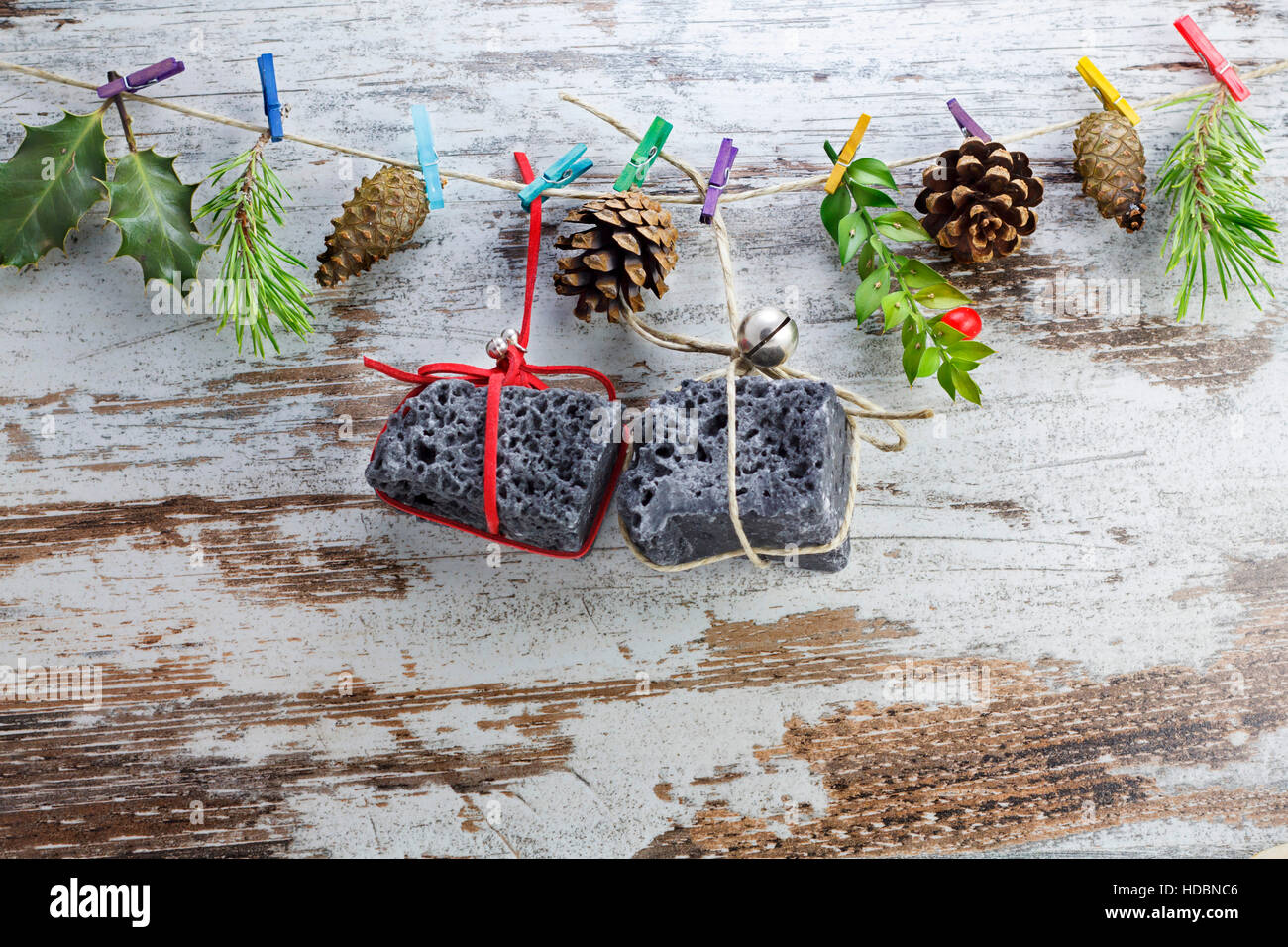 Kohle, Weihnachtsgeschenke, hängen in einer Zeichenfolge mit Wäscheklammern. Stockfoto