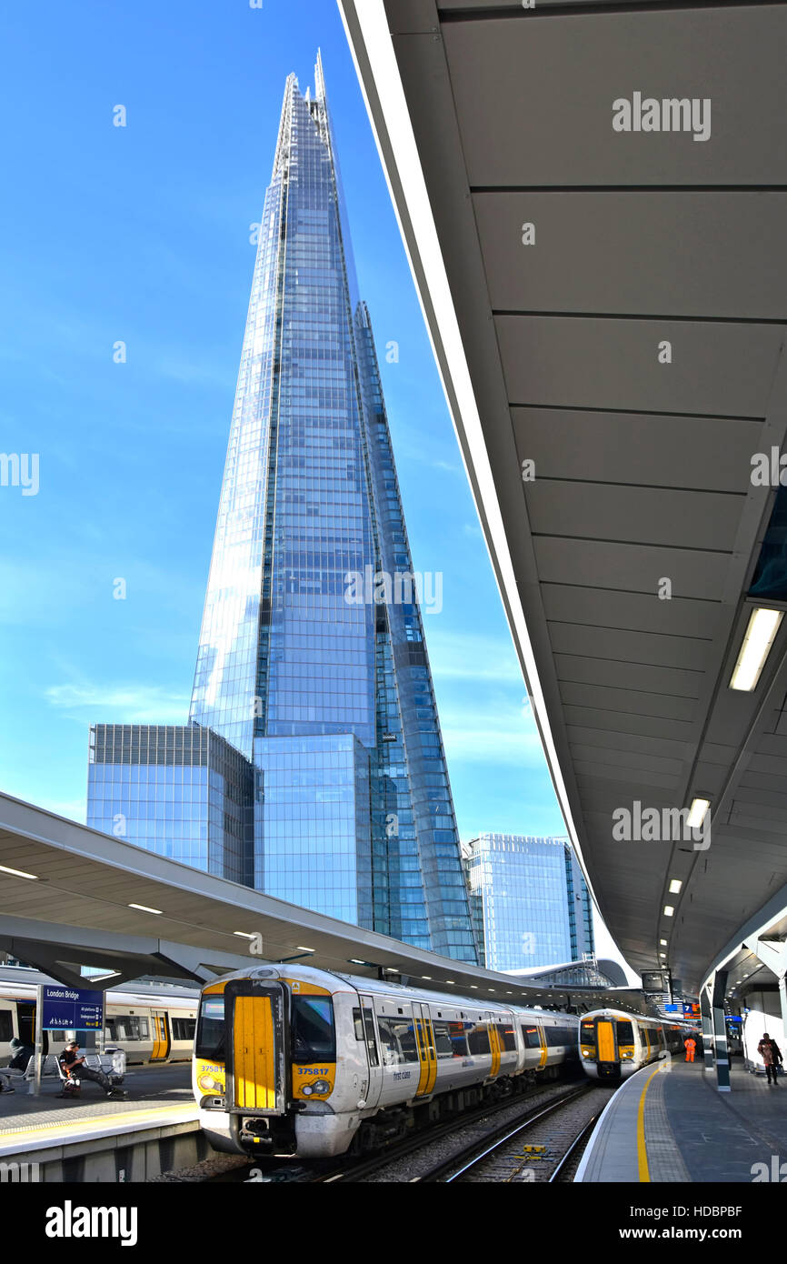 Der Shard London Wahrzeichen Wolkenkratzer bauen Turm erhebt sich über dem renovierten London Bridge Pendler Zug Bahnhof Bahnsteig England UK Stockfoto