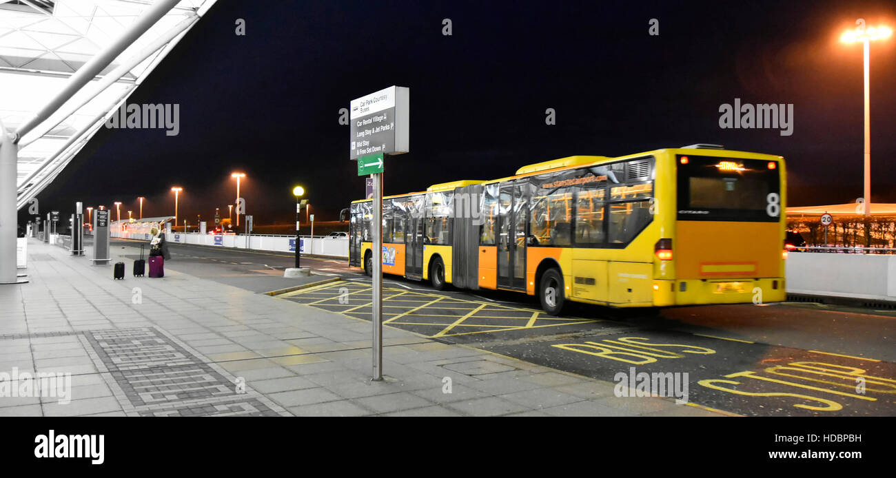 Vor dem Flughafenterminal, Hotelbus des Stansted Airport, Nachtbus zum Pendelverkehr zu den Außenparkplätzen, ruhiger, früher, kalter Wintermorgen in Essex England Stockfoto