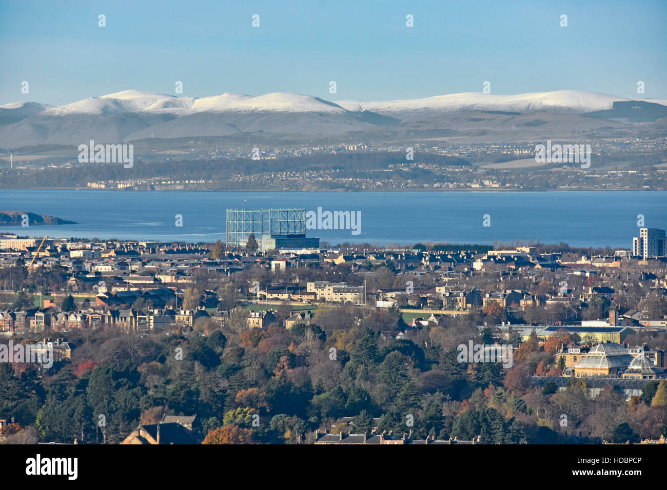 Auf der Suche nach unten von der Oberseite des Carlton Hill über Edinburgh Zersiedelung winter schottische Landschaft Szene Firth-of-Forth & Ländliche schneebedeckten Bergkuppen darüber hinaus Stockfoto