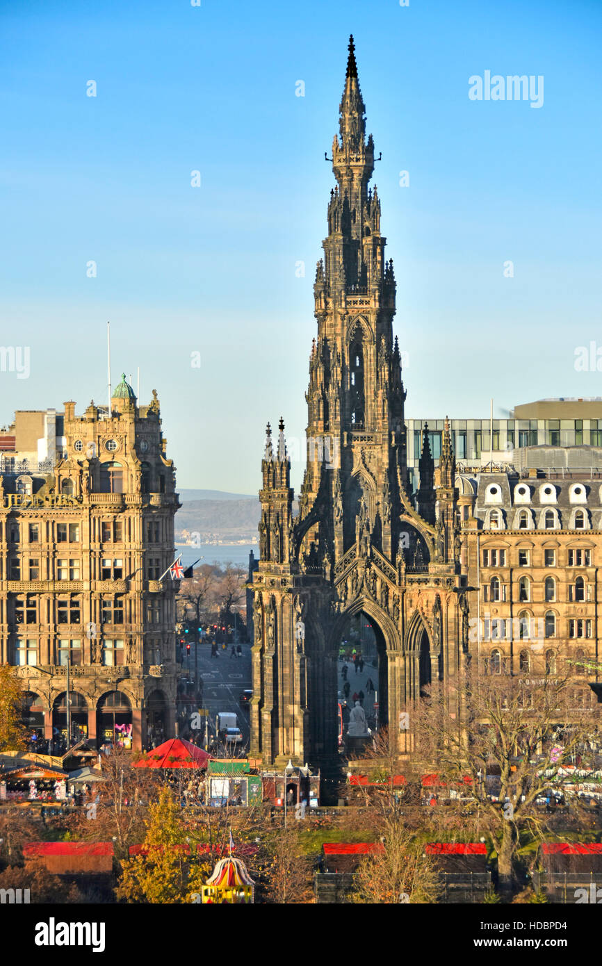 Edinburgh New Town Schottland UK Scott Monument Princes Street rot Stall Vordächer in schottischen Weihnachtsmarkt in East Princes Street Gardens Stockfoto