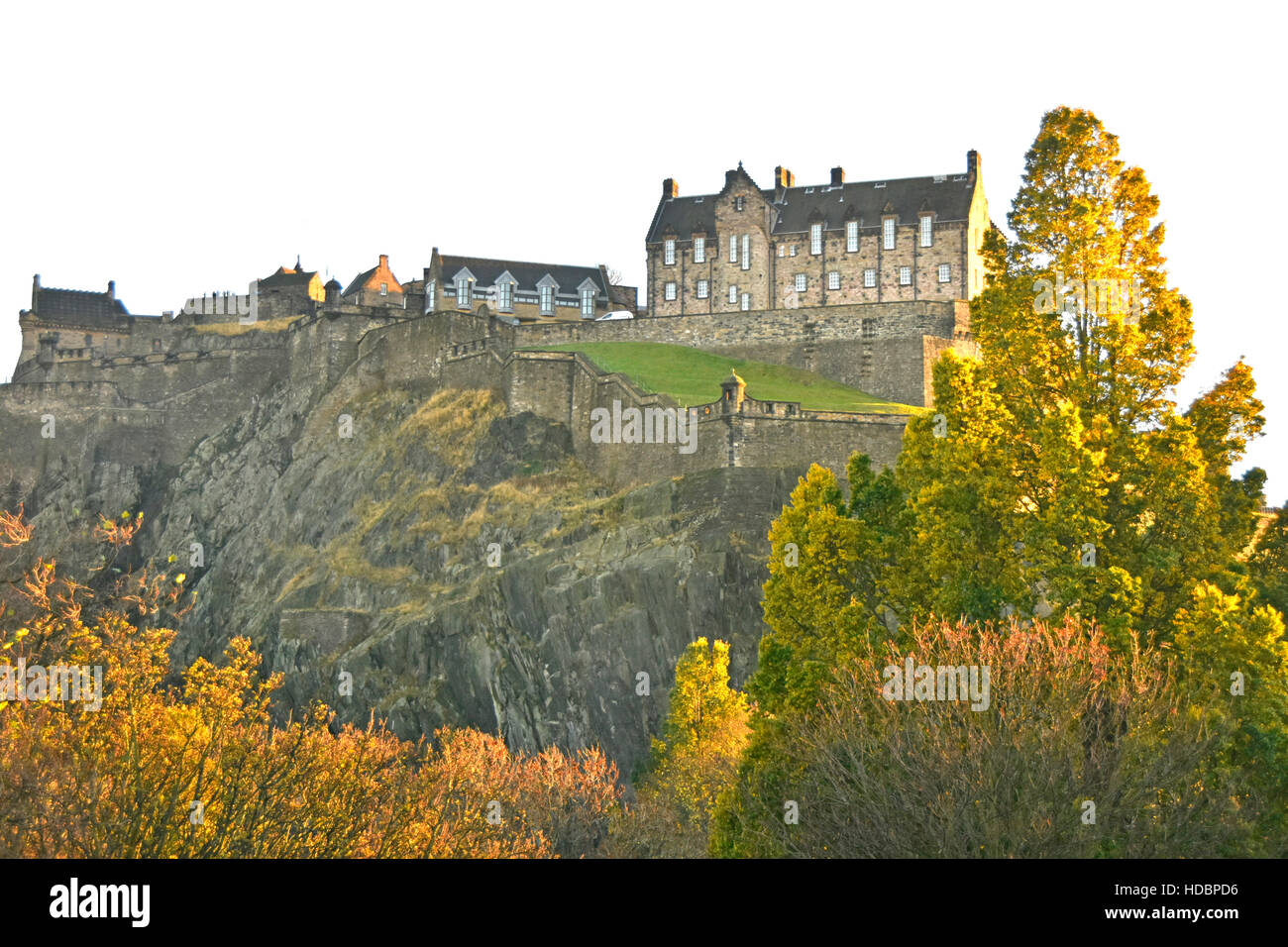 Schottische Burg Edinburgh Castle Schottland UK und vulkanische Felswand mit späten Nachmittag Herbstsonne auf Bäumen Stadtlandschaft Stadt Stadtzentrum Stockfoto