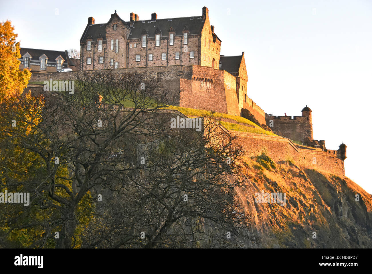 Schottische Burg Edinburgh Castle Rock Schottland, Vereinigtes Königreich und späten Nachmittag Wintersonne in urbanen Landschaft im Zentrum Stadt-Stadt Stockfoto