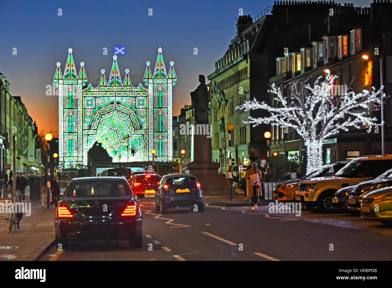 Schottische Edinburgh Weihnachten der Straßenlaterne zeigen in Straße Xmas Licht Teil der George Street New Town Dämmerung Sonnenuntergang Himmel Straßenszene Schottland, Vereinigtes Königreich Stockfoto