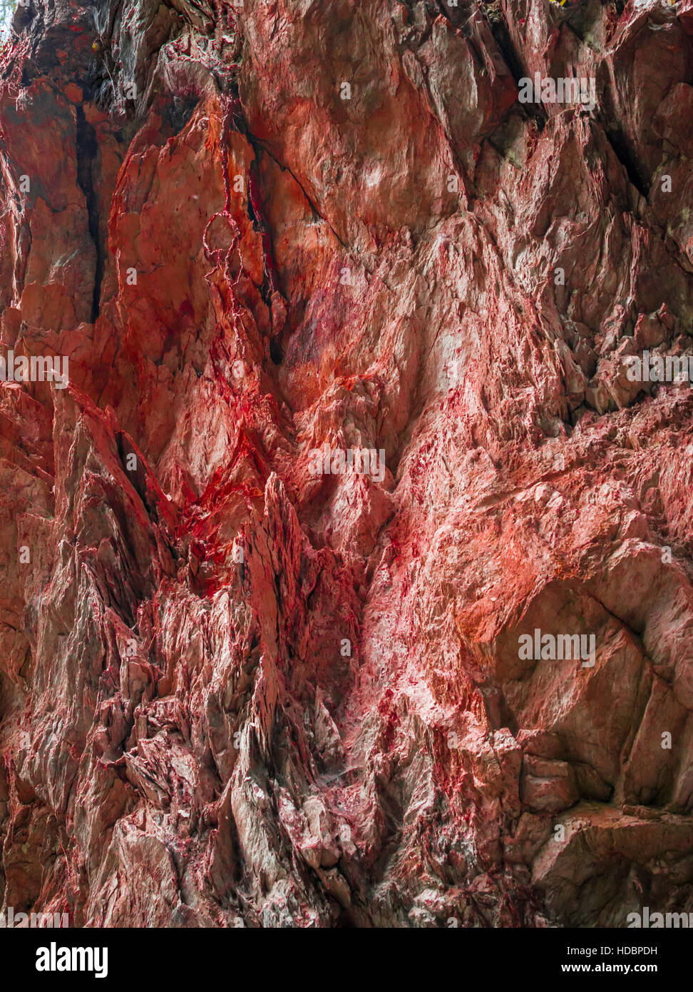 Blutig roten Felsen und Steinen Stockfoto