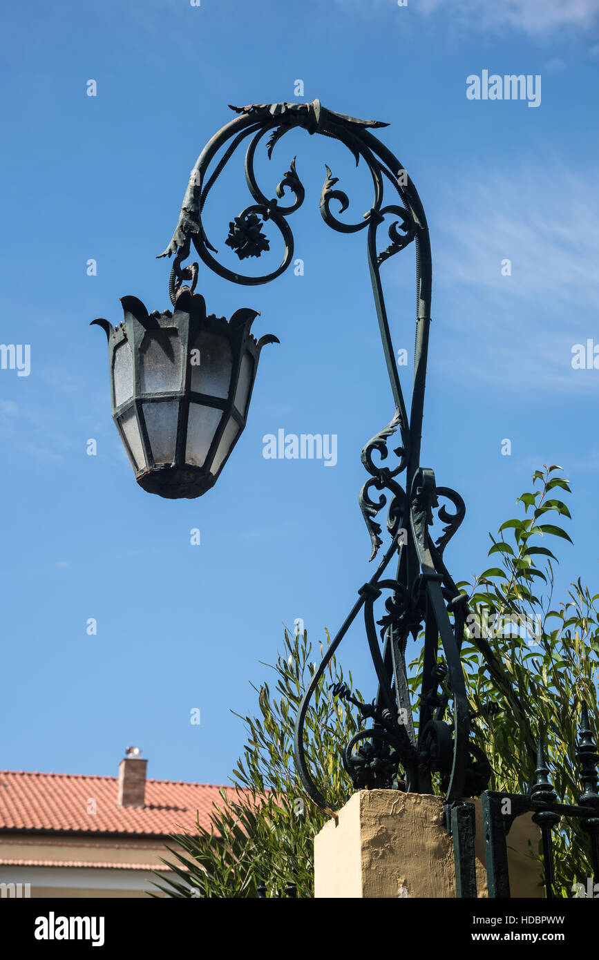 Reich verzierte mittelalterliche Straßenleuchte mit blauen Himmelshintergrund, Sorrent, Kampanien, Süditalien, Europa Stockfoto