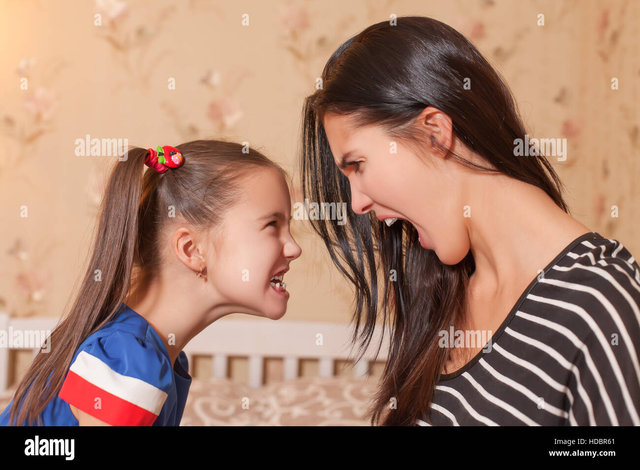 Mutter und Tochter machen sich gegenseitig schreckliche Gesichter Stockfoto