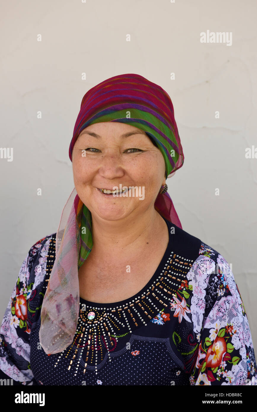 Lächelnde kasachische Frau zu Hause in Schymkent Kasachstan Region Süd Stockfoto