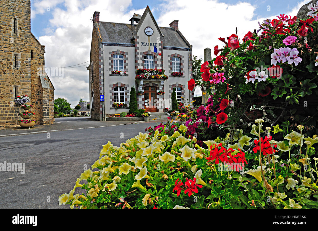 Blumengeschmückten Mairie (Bürgermeisteramt) in einem alten französischen Dorf. Stockfoto