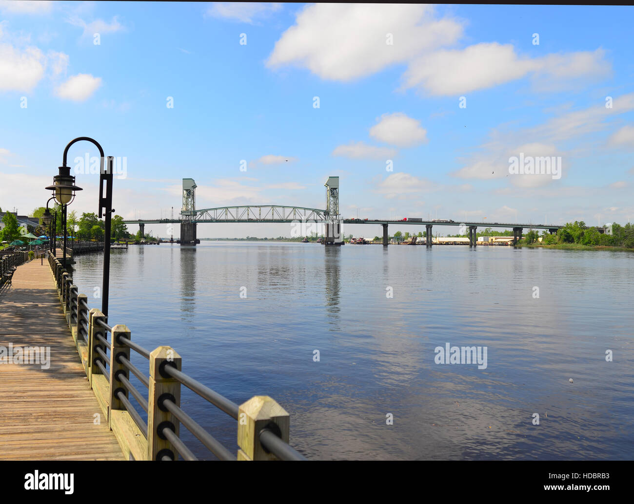 Denkmal-Brücke über der Cape Fear River in Wilmington, North Carolina Stockfoto