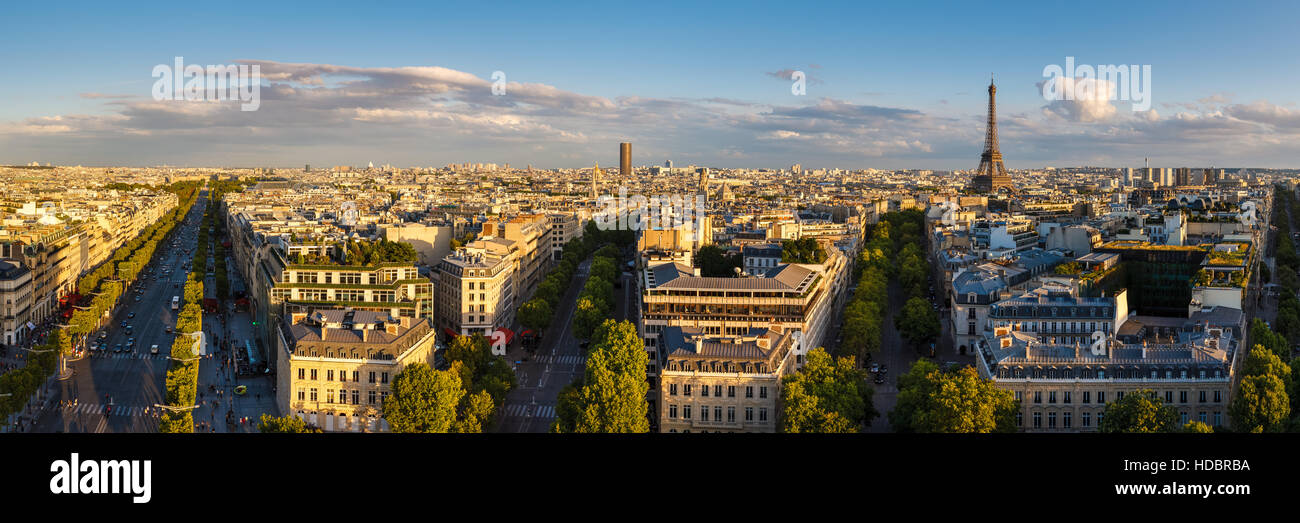 Blick auf Dächer und Straßen von Paris bei Sonnenuntergang im Sommer. Von links nach rechts: Iéna, Champs-Elysées und Avenue Marceau. Frankreich Stockfoto