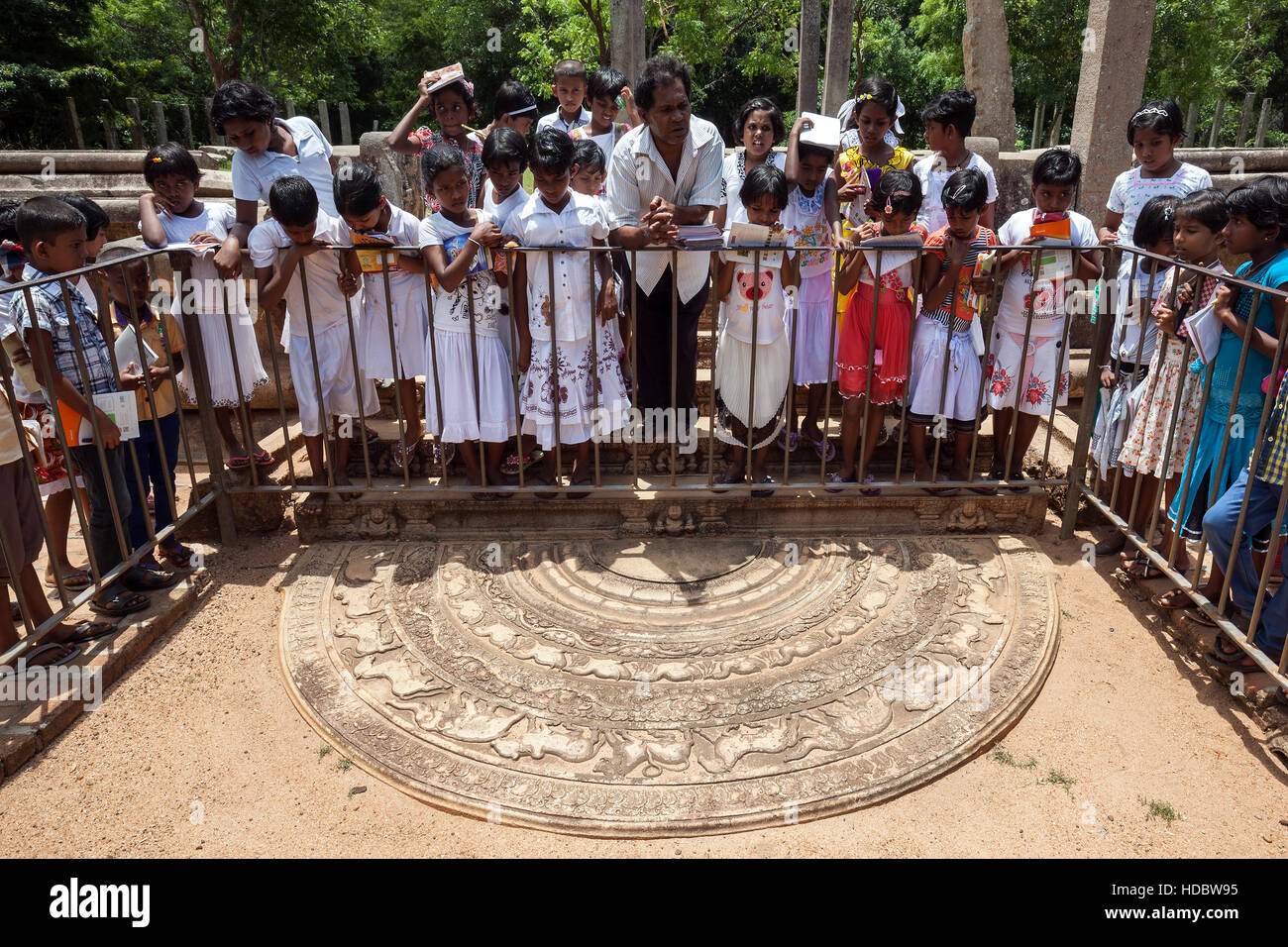 Ureinwohner beobachten Mondstein Mahasena Palace, Abhayagiri Vihara Klosteranlage, heilige Stadt Anuradhapura Stockfoto