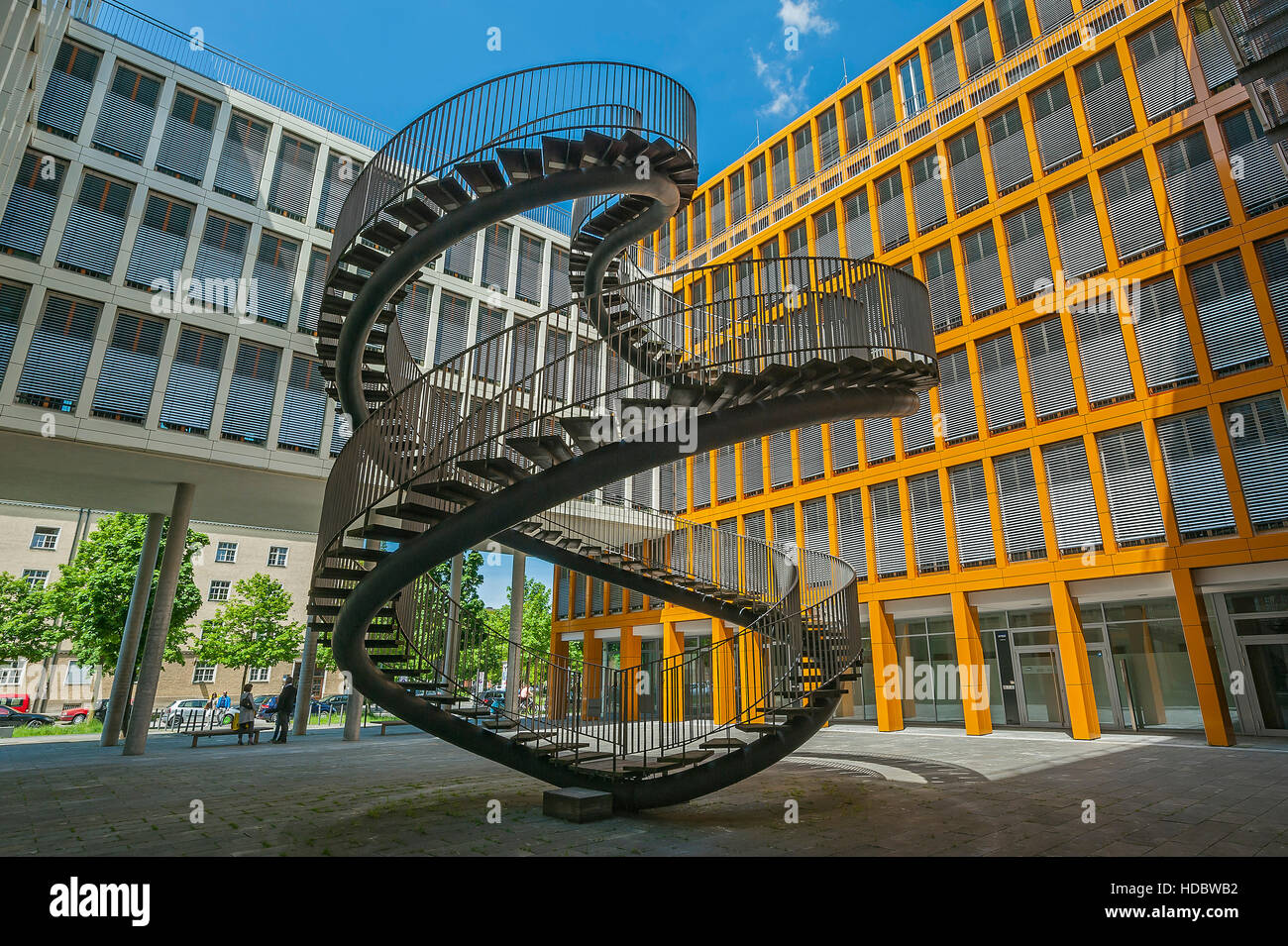 Endlose Treppe Doppelhelix Skulptur Kunstler Olafur Eliasson Uberwachung Der Firma Kpmg Westend Schwantalerhohe Munchen Stockfotografie Alamy