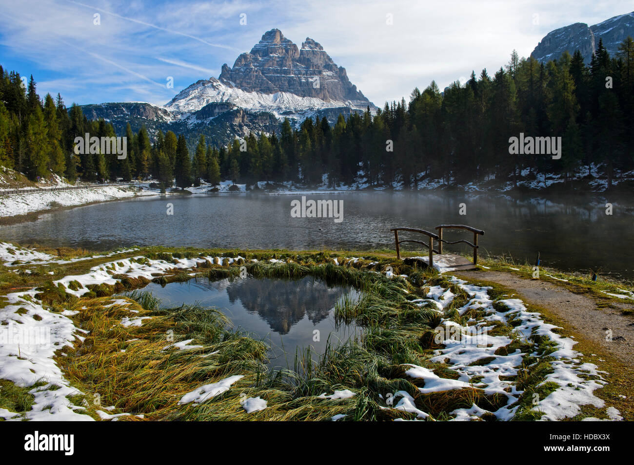 Erster Schnee am See Antorno, Lago Antorno mit Monte Piana, Sextener Dolomiten, Auronzo di Cadore, Südtirol, Alto Adige, Italien Stockfoto