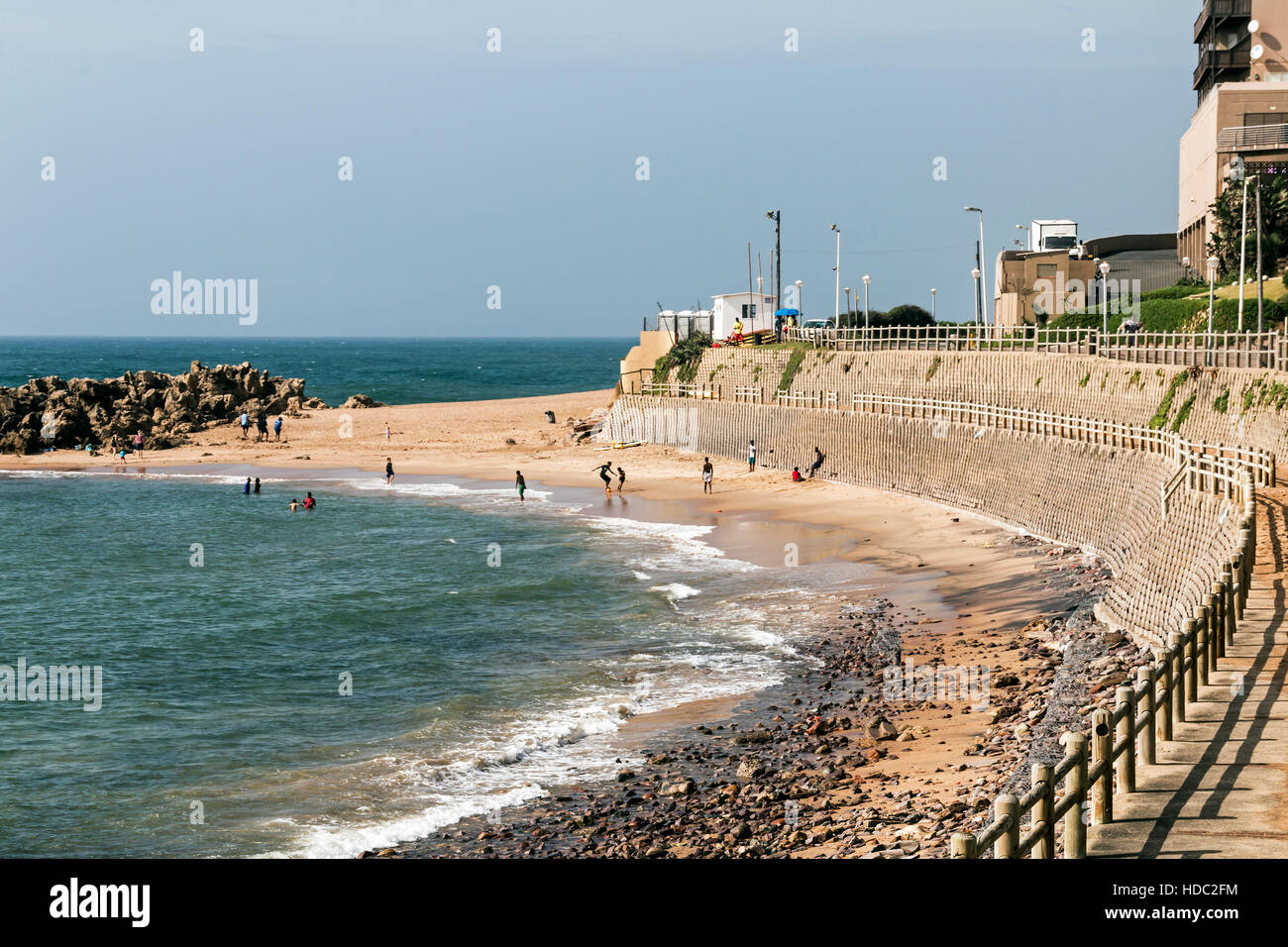 Viele unbekannte Menschen am frühen Morgen besuchen, Umdhloti Strand in Durban, Südafrika Stockfoto