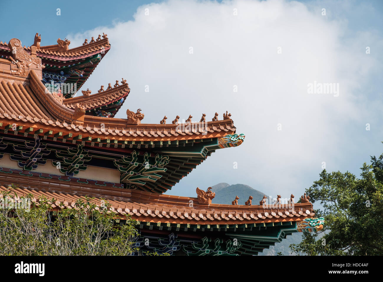 Teil des Daches mit dekorativen Kreaturen und Tiere bei dem Hauptschrein Po Lin Kloster Lantau Insel Hongkong Asien Stockfoto