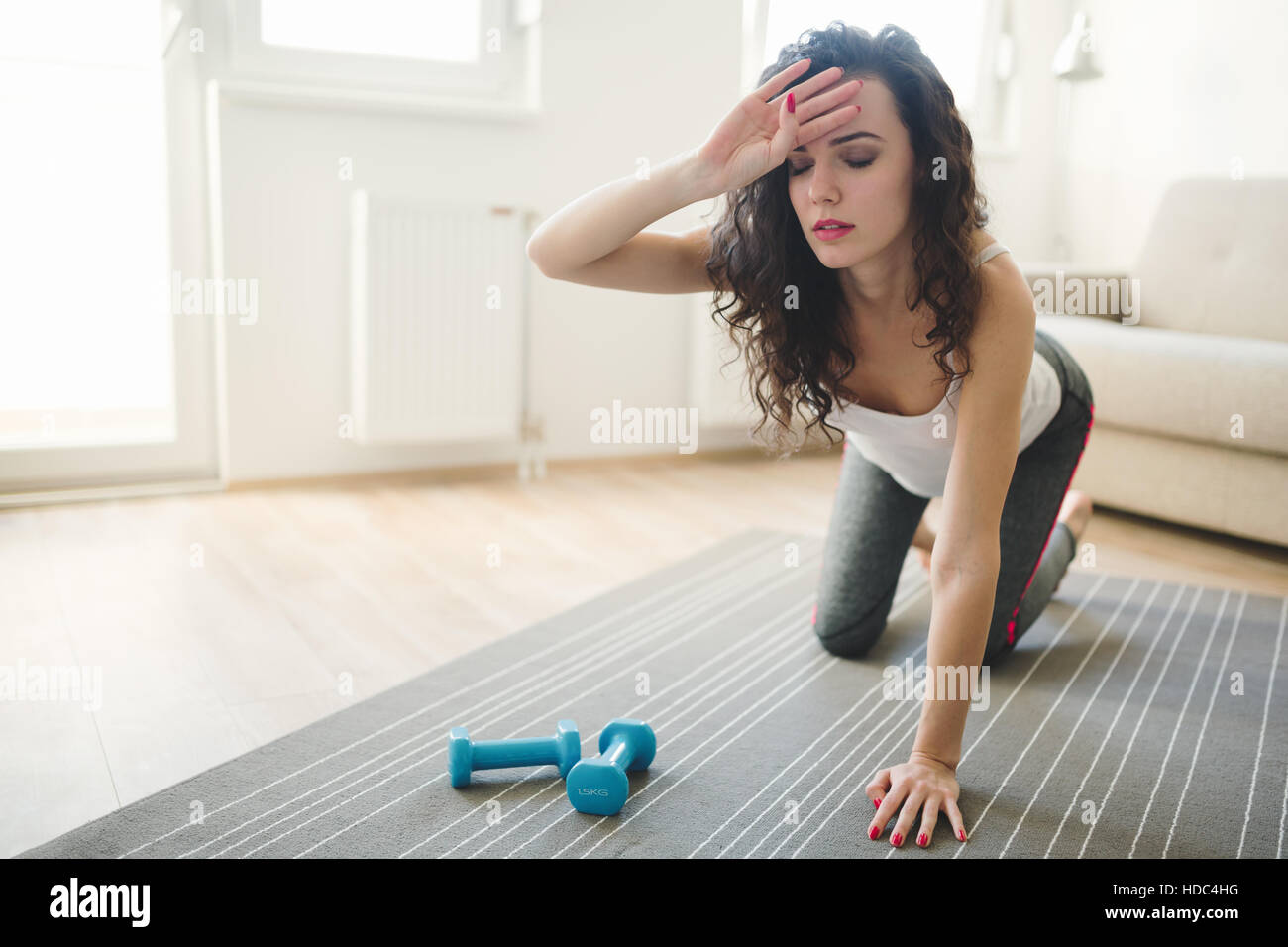 Frau, Gewicht zu verlieren ist nach dem Training erschöpft Stockfoto