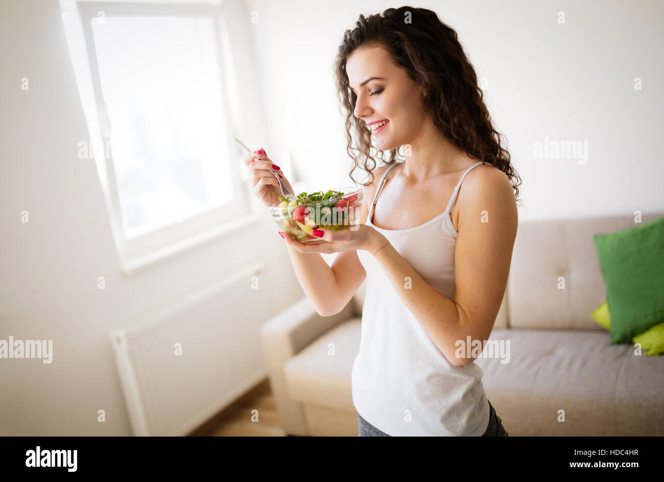 Schöne Frau, die gesunde frische Bio-Salat essen Stockfoto