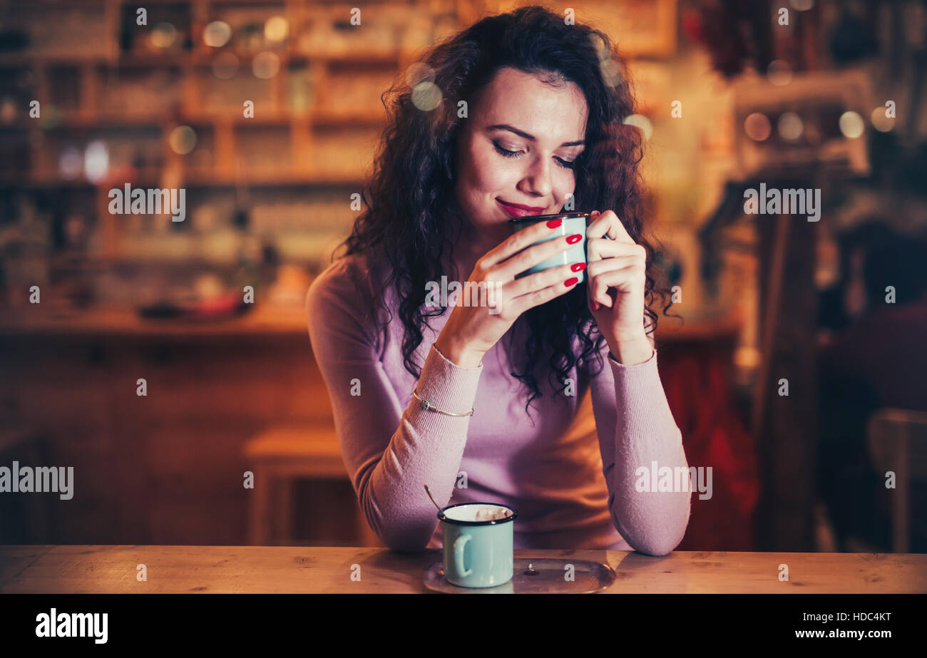 Schöne Frau, aromatischen Kaffee zu geniessen Stockfoto