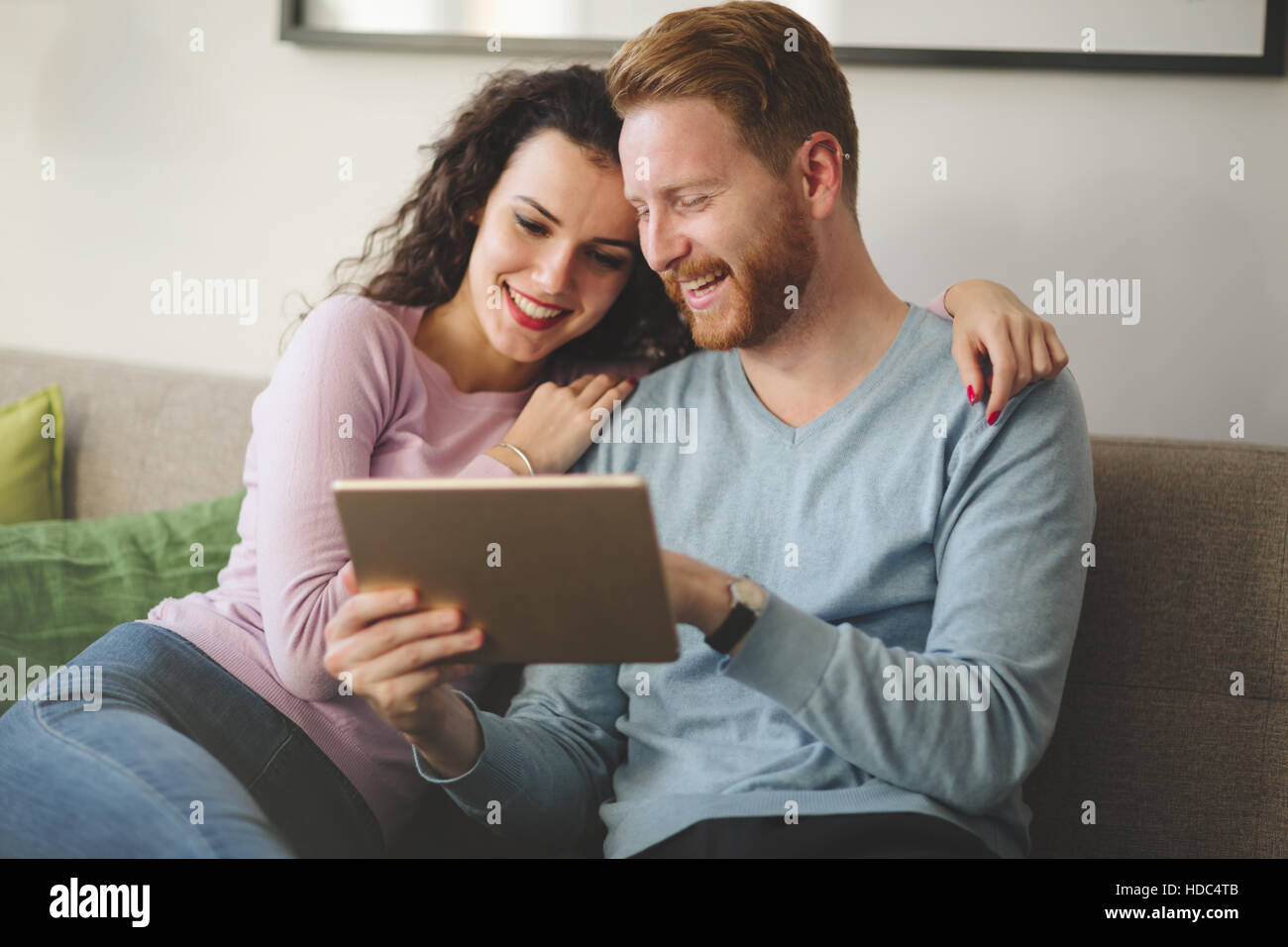 Paar in Liebe umarmt und lächelnd zu Hause Stockfoto